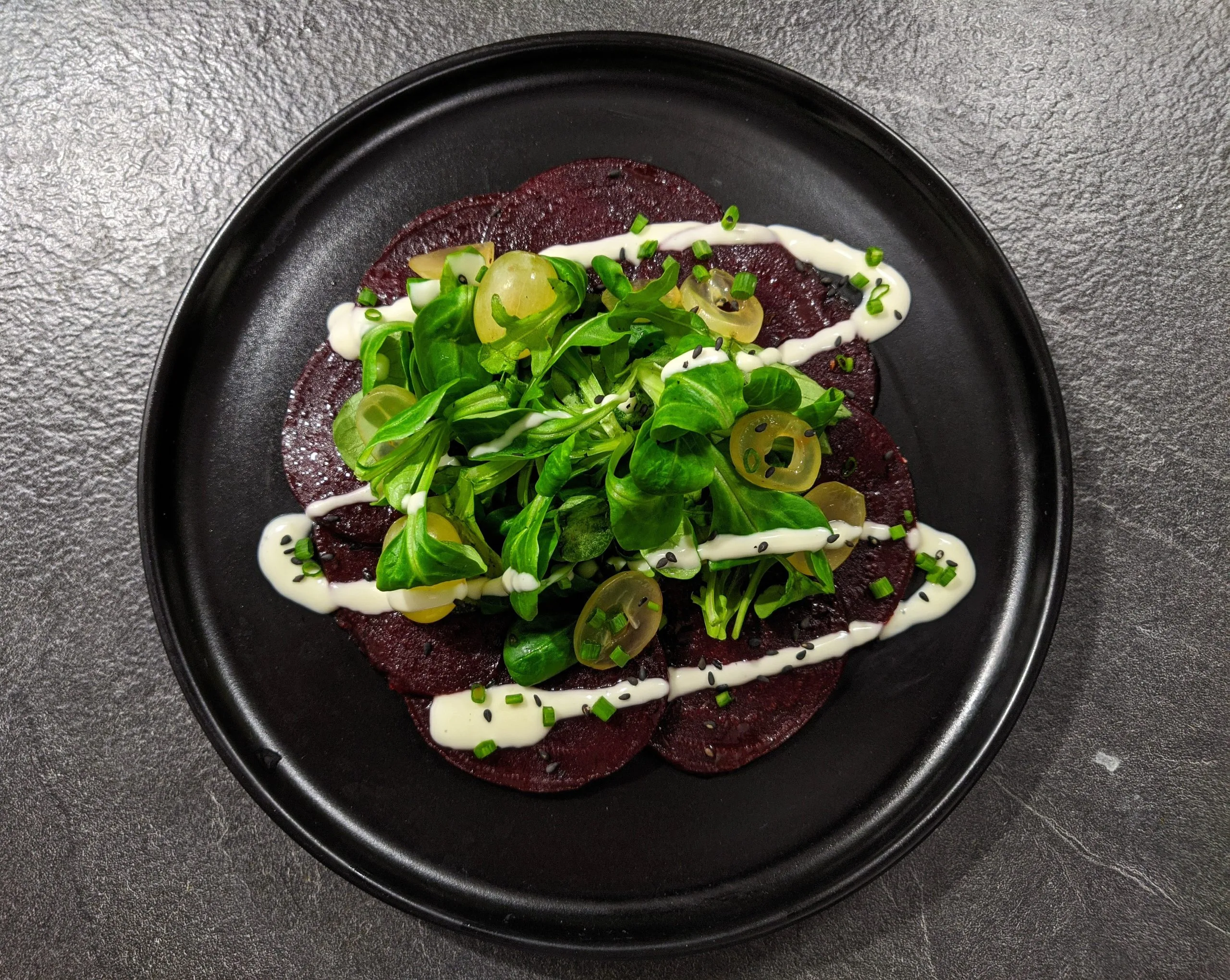 Tataki de Betteraves, Pickles de Raisin, Chantilly de Chèvre aux Herbes, Chouchou de Sésame